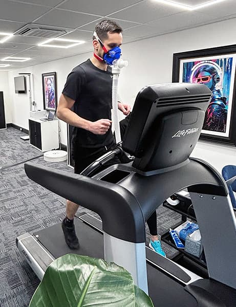 A customer having their vo2 max tested